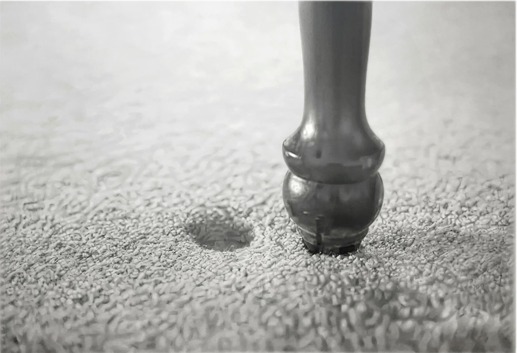 Fuera de lugar (table leg)